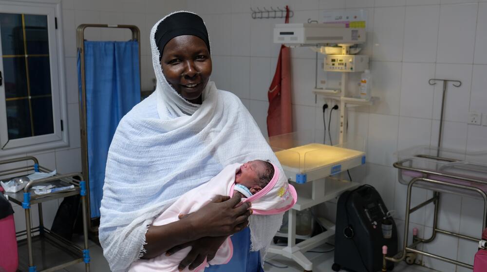 القابلة زليخا ضمن الطاقم الذي ساعد أمنية على الولادة