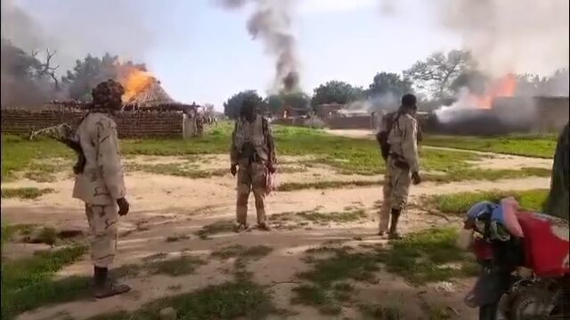 مسلحون من قبيلة السلامات يحرقون منطقة مركندي